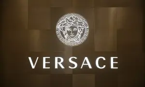 Logo Versace z Meduzą i napisem. Jak rozpoznać oryginał? Zwróć uwagę na detale.