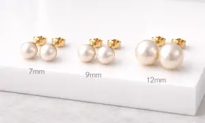 Eleganckie kolczyki perełki złote w trzech rozmiarach: 7mm, 9mm i 12mm. Klasyka, która nigdy nie wychodzi z mody.