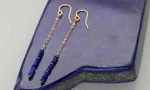 Eleganckie kolczyki z lapis lazuli na złotym łańcuszku, zapięcie angielskie.