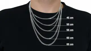 Mężczyzna prezentuje łańcuszki o różnej długości: 45, 50, 55, 60 i 65 cm. Pomaga to wybrać idealną, jaka długość łańcuszka dla mężczyzny będzie najlepsza.