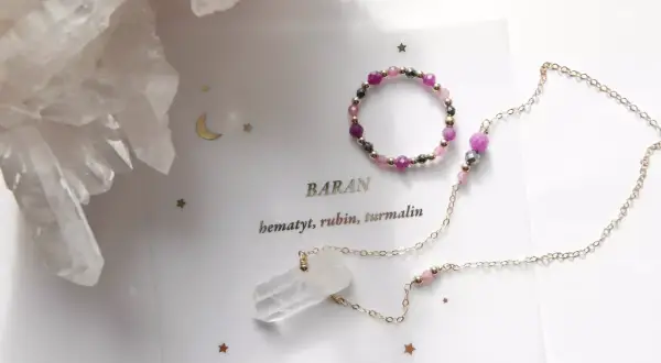 Znak zodiaku Baran z hematytu, rubinu i turmalinu. Delikatna biżuteria z kryształem górskim i złotym łańcuszkiem.