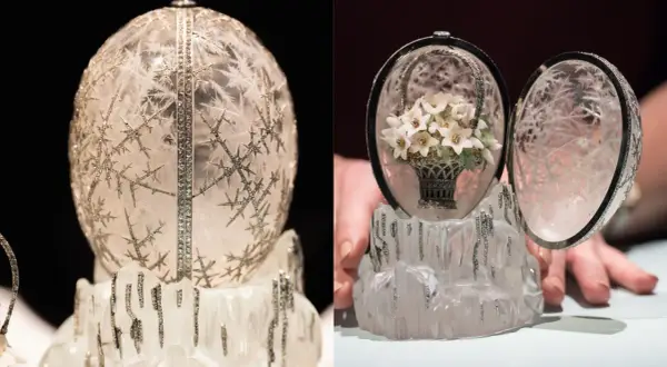 Otwarty jajko Faberge z bukietem kwiatów w koszyku, ozdobione kryształami i diamentami, na lodowym postumencie.