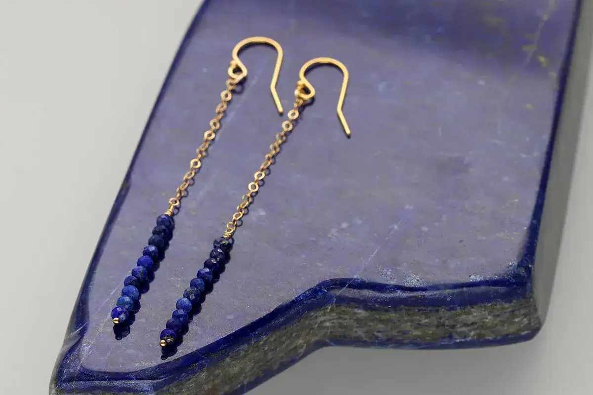 Eleganckie kolczyki z lapis lazuli na złotym łańcuszku, zapięcie angielskie.